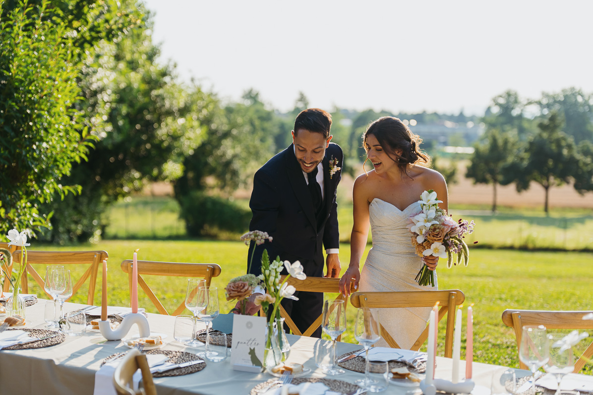Spouses that see the wedding table for the first time